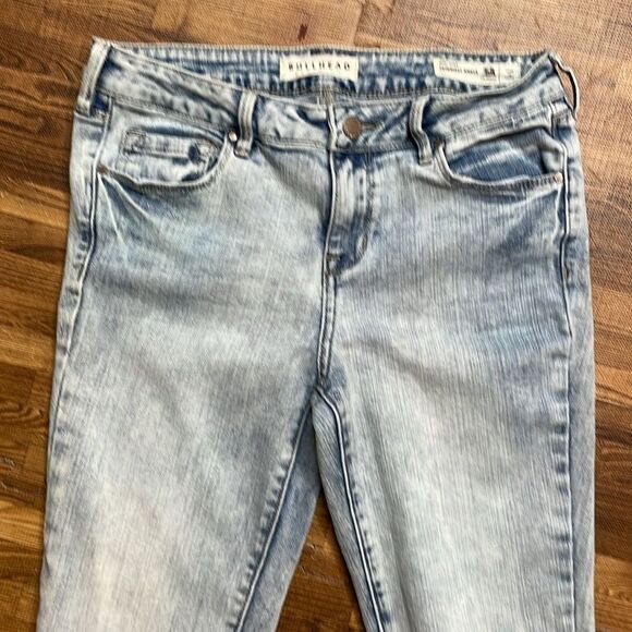 Bullhead women’s midrise skinniest ankle light wash distressed jeans. Size 27. - Picture 2 of 8